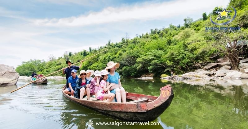 Đi thuyền trên dòng sông Kut tại Khu du lịch sinh thái Hầm Hô