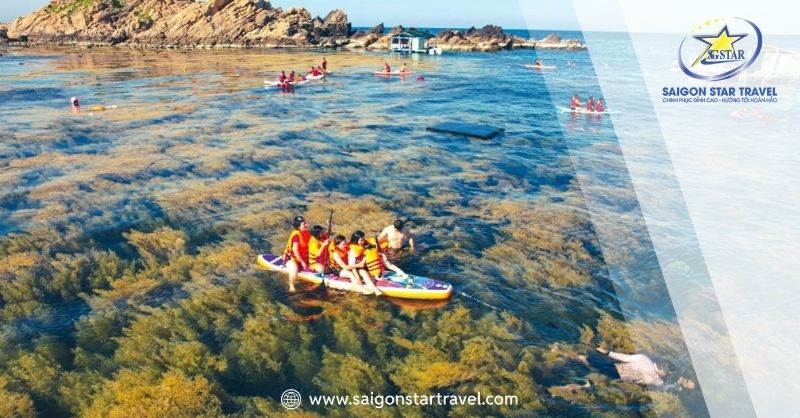 Một trong những trải nghiệm thú vị nhất khi đến Hòn Khô là di chuyển bằng thuyền hoặc cano