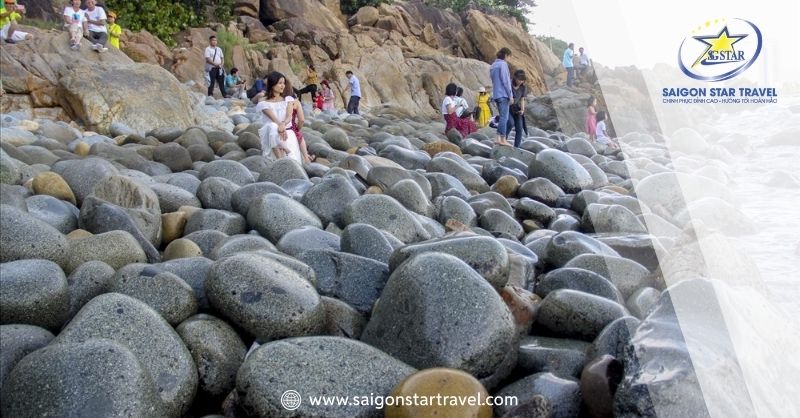 Có người kể rằng, xưa kia, những quả trứng của một loài chim khổng lồ đã rơi xuống bãi biển này