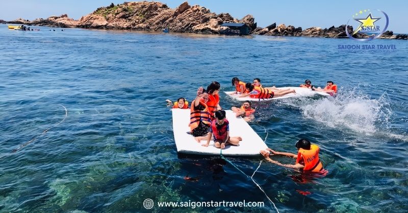 Vui chơi tắm biển tại Hòn Khô | Tour Hòn Khô Eo Gió 1 ngày