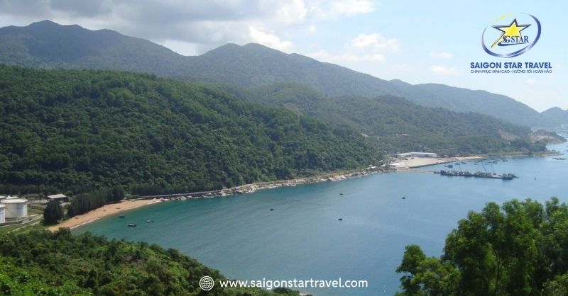 Vịnh Vũng Rô nhìn từ trên cao | Tour Mũi Điện – Vũng Rô – Hòn Nưa 1 Ngày