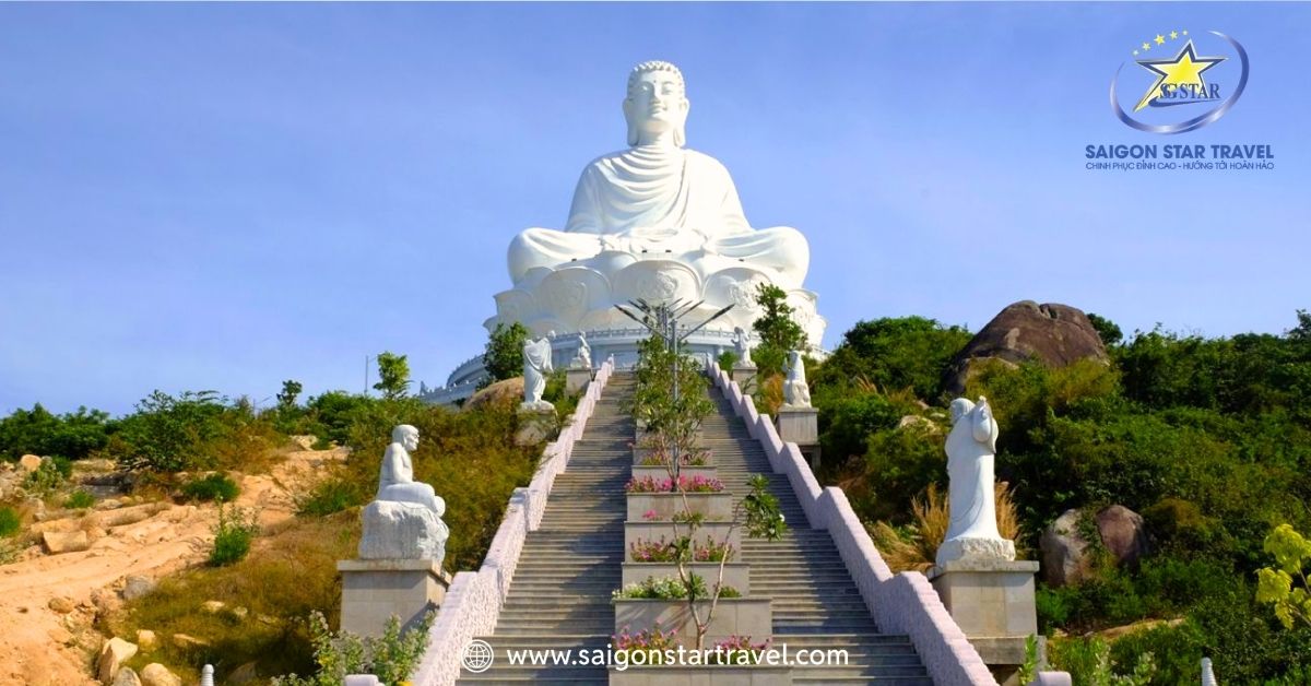 Tượng Phật tại Chùa Ông Núi Bình Định - điểm tham quan tâm linh