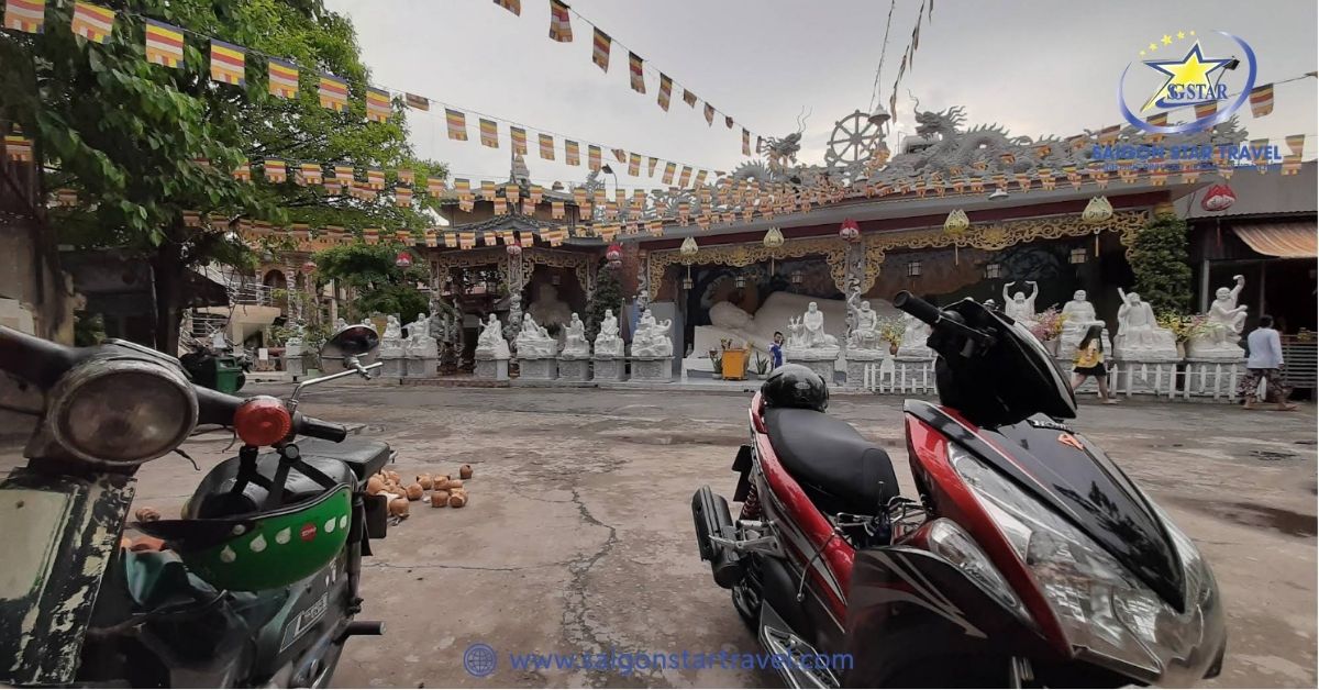 Khu vực gửi xe trong khuôn viên chùa