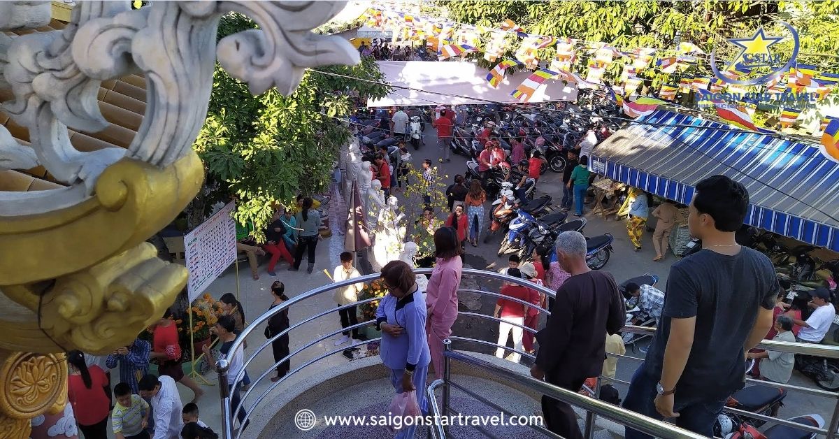 Góc check-in từ ban công tầng một của chùa Vạn Phước
