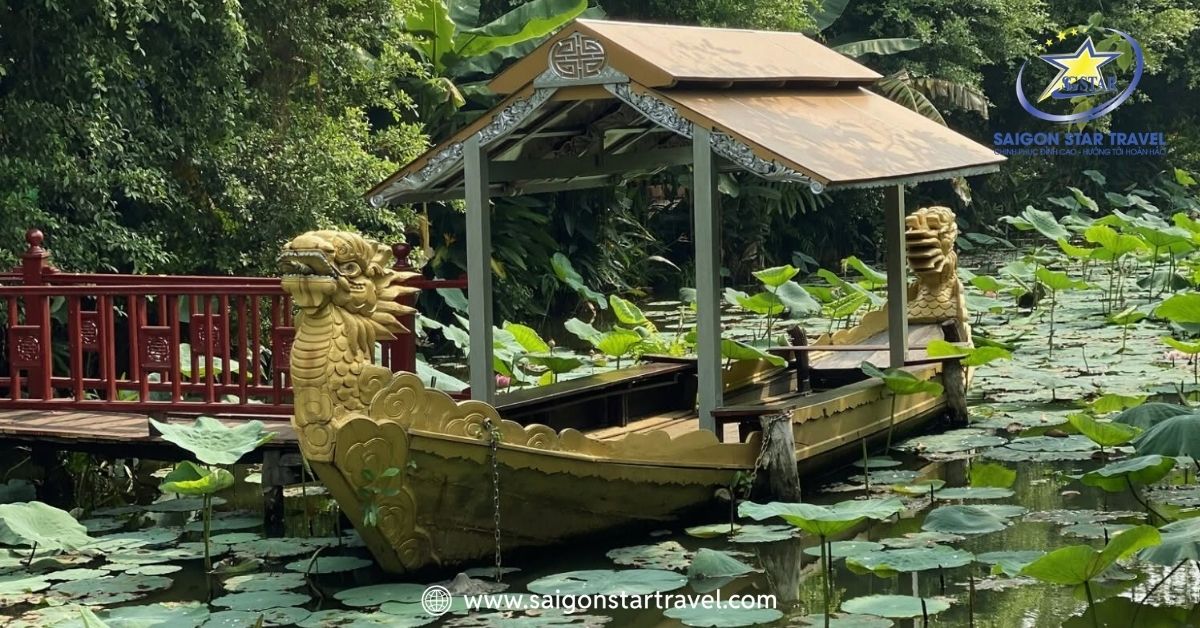 Một góc khung cảnh bình yên, rợp bóng cây tại Khu du lịch Bến Xưa