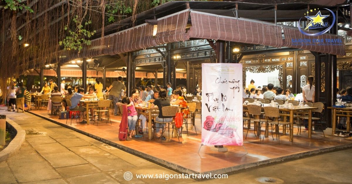 Nhà hàng Đông Hồ với không gian thoáng đãng được du khách yêu thích