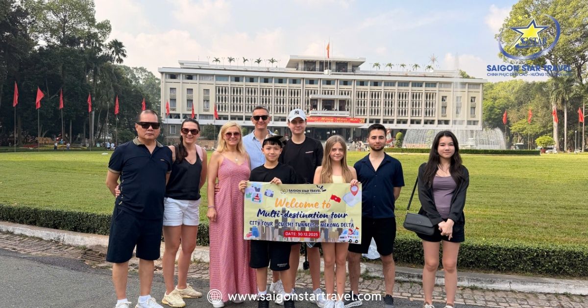 Đoàn khách của Saigon Star Travel hào hứng tham quan các địa danh lịch sử tại Sài Gòn