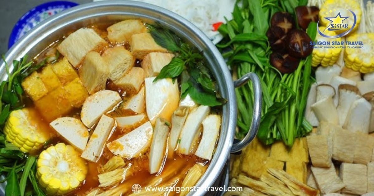 Thưởng thức lẩu chay sau khi tham quan chùa