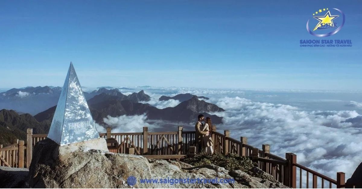 Khung cảnh lung linh huyền ảo giữa sương mù và mây trên đỉnh Fansipan Sapa