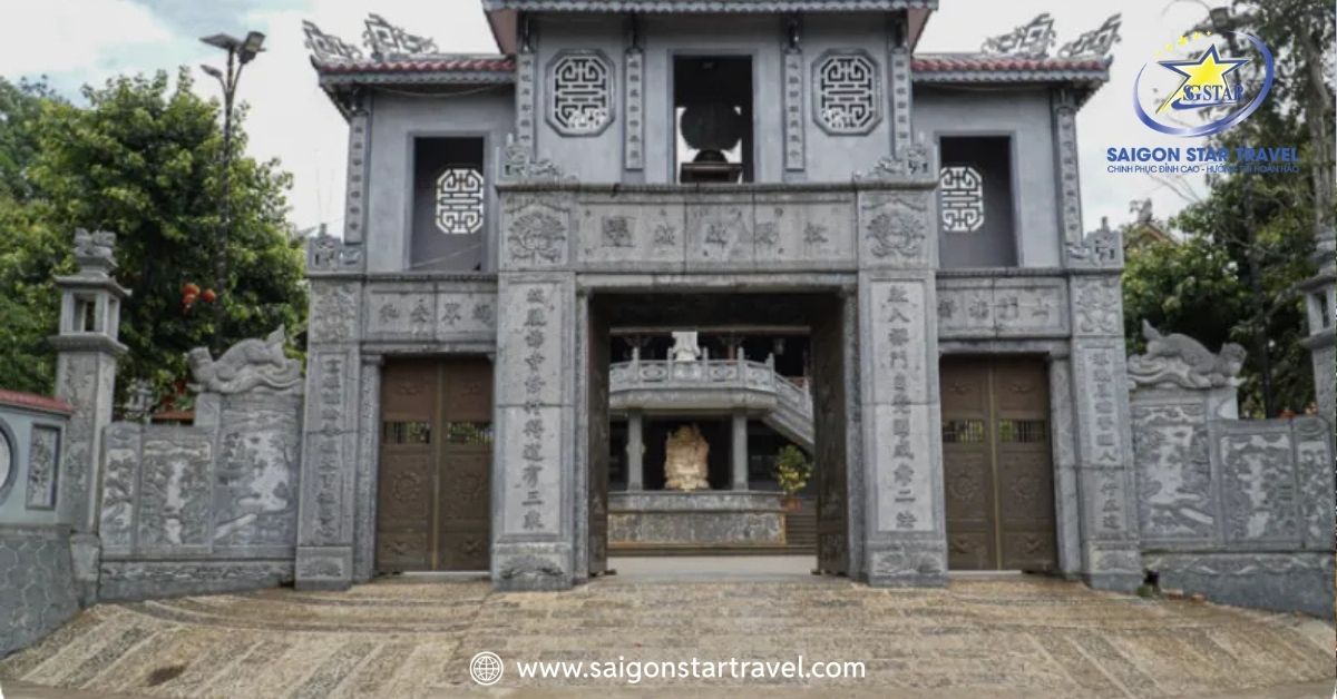 Cổng tam quan uy nghi của Chùa Khải Đoan