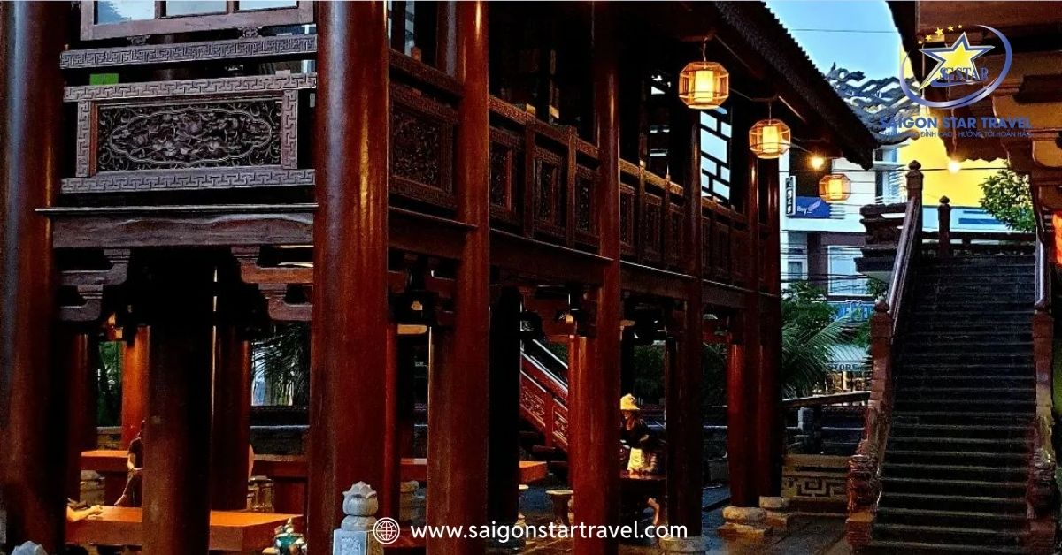 Hệ thống cột gỗ vững trãi mang đậm dấu ấn nha sàn Tây Nguyên
