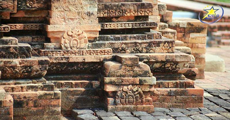 Top 10 Địa điểm Du lịch Tây Ninh không thể bỏ qua | Saigon Star Travel Chi tiết chạm trổ tinh xảo tại Tháp Bình Thạnh