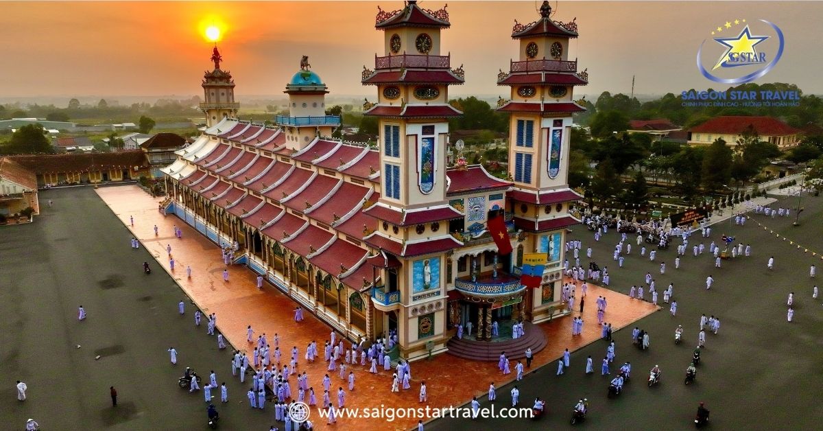 Kiến trúc bên ngoài Tòa Thánh Tây Ninh
