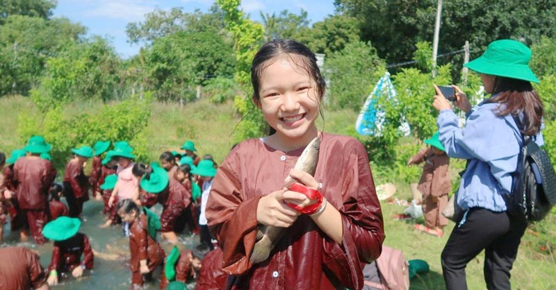 Top 10 Địa điểm Du lịch Tây Ninh không thể bỏ qua | Saigon Star Travel Thử tài tát mương bắt cá tại Trang trại Nam Trạng