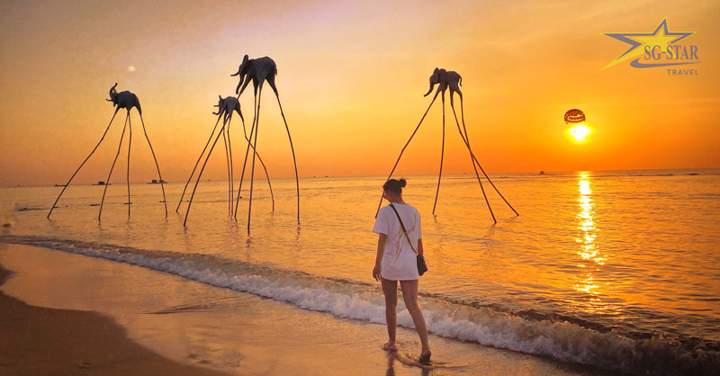 Hay dạo dọc bờ biển với ánh hoàng hôn đầy lãng mạn