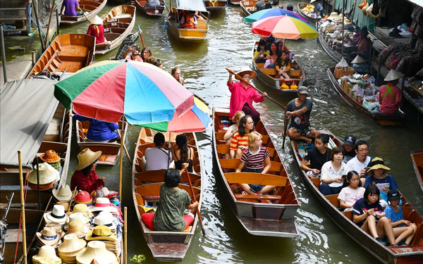 Tham quan các chợ nổi đông đúc