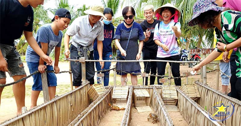 Tour Trà Vinh - Cần Thơ 2 Ngày 1 Đêm Tết 2025 | Saigon Star Travel Tham gia trò chơi đua cua thú vị