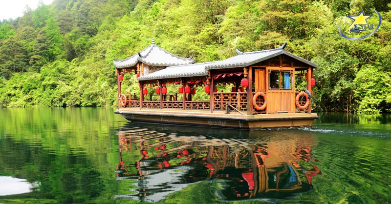 Dạo thuyền trên sông Hồ Bảo Phong