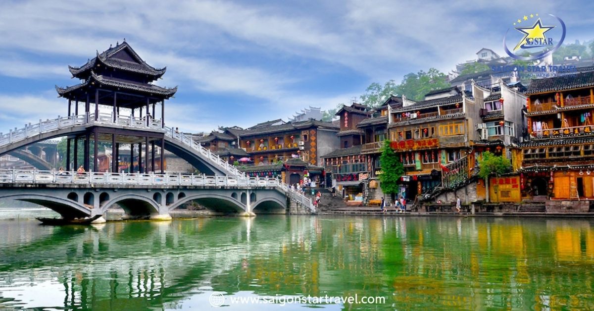 Phượng Hoàng Cổ Trấn bên dòng Đà Giang