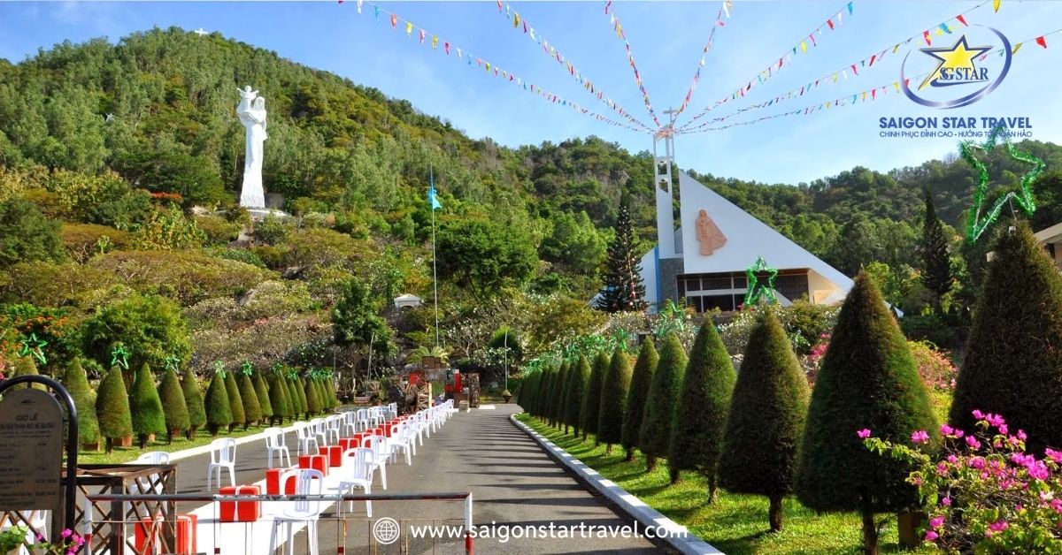 Khung cảnh nhà thờ và đức mẹ bãi Dâu Vũng Tàu