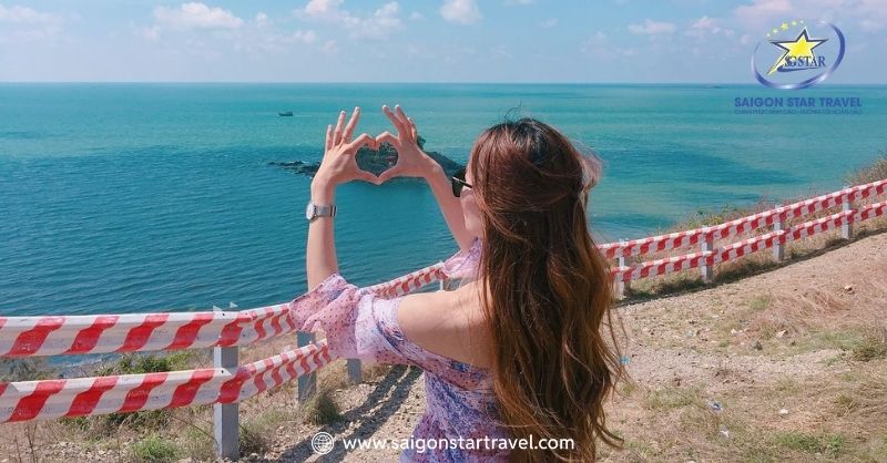 Đồi Con Heo Vũng Tàu - Điểm Đến Vàng Cho Tâm Hồn Lãng Mạn | Saigon Star Travel Dải phân cách trắng - đỏ tạo nên một khung hình hài hòa giữa sắc trời