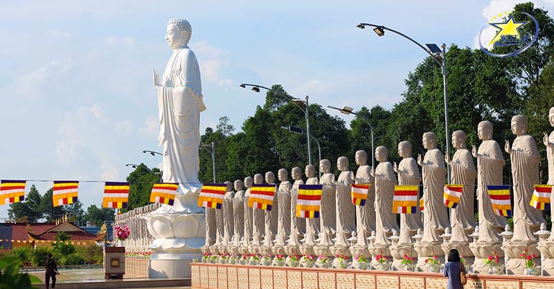 Tour Vũng Tàu 1 Ngày - Teambuilding - Đồi Cừu Suối Nghệ | Saigon Star Travel Tượng La hán trong khuông viên chùa