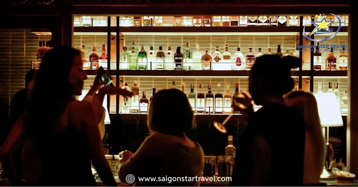 Khám phá các quán bar sôi động của thành phố không ngủ về đêm.