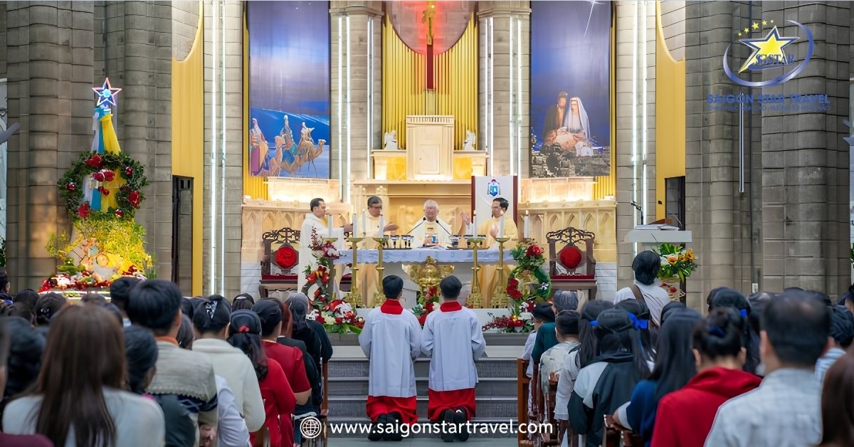 Buổi lễ tôn nghiêm bên trong thánh đường