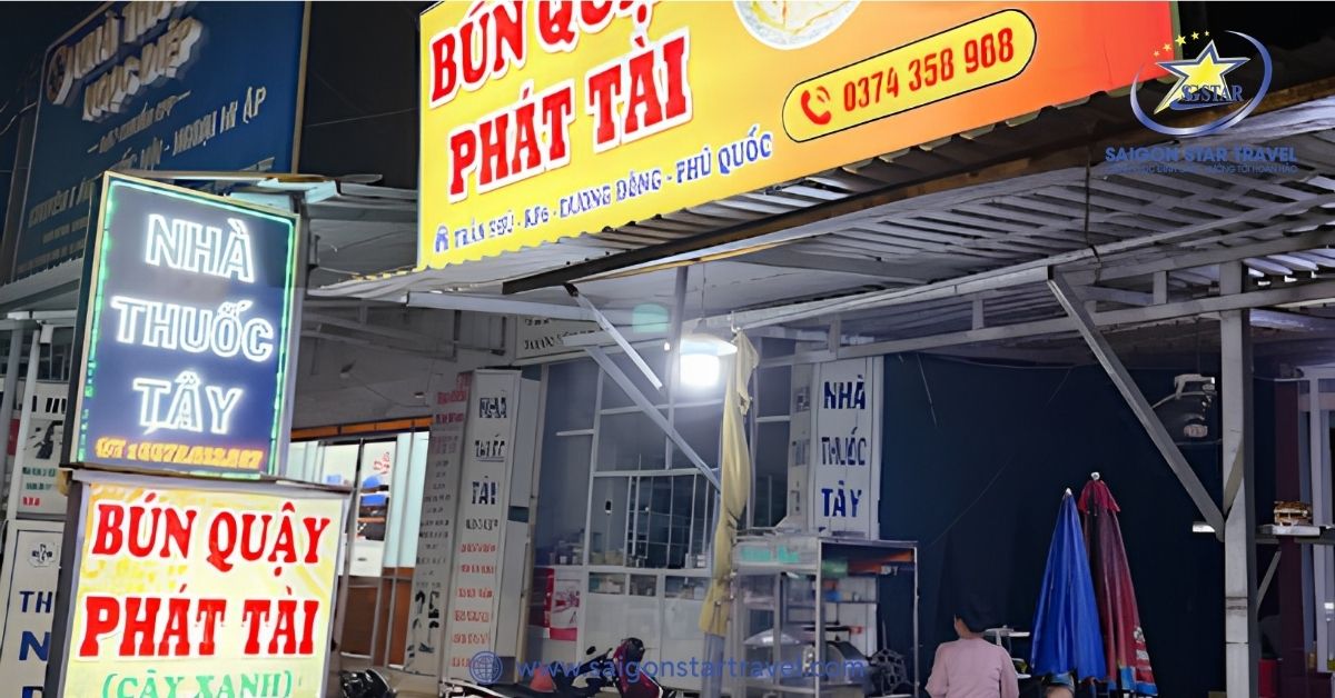 Không gian bên ngoài quán bún Quậy Cây Xanh