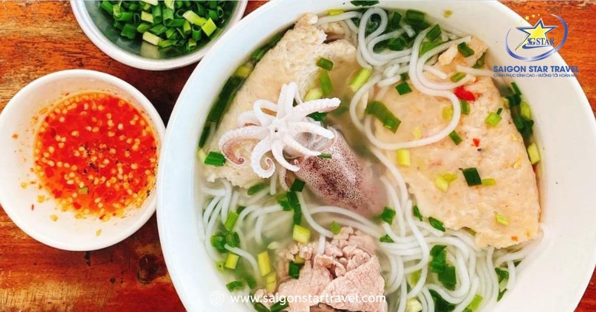 Một tô bún quậy đầy đủ "topping" chả tôm, chả cá và mực tươi