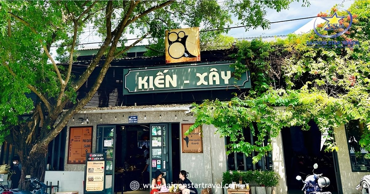 Không gian bên ngoài quán bún Quậy Kiến Xây