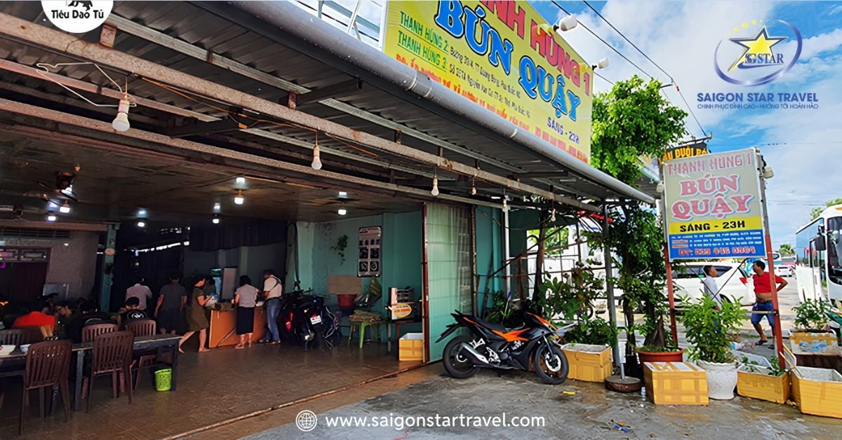 Không gian bên ngoài quán bún Quậy Thanh Hùng