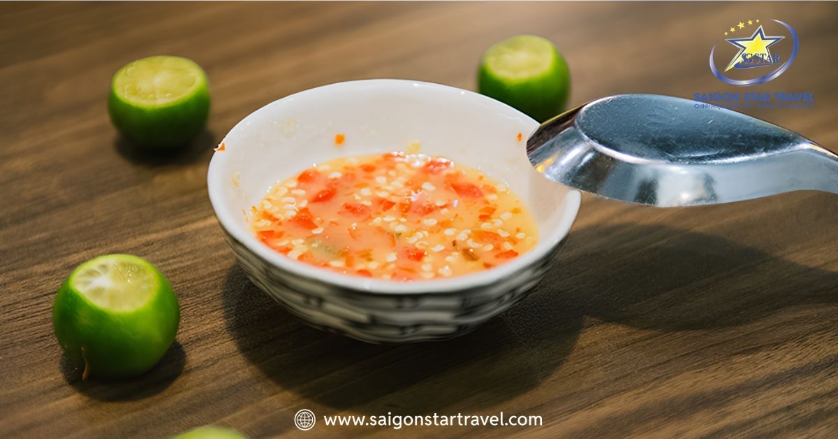 Chén nước chấm sệt mang màu cam đỏ là linh hồn của món ăn