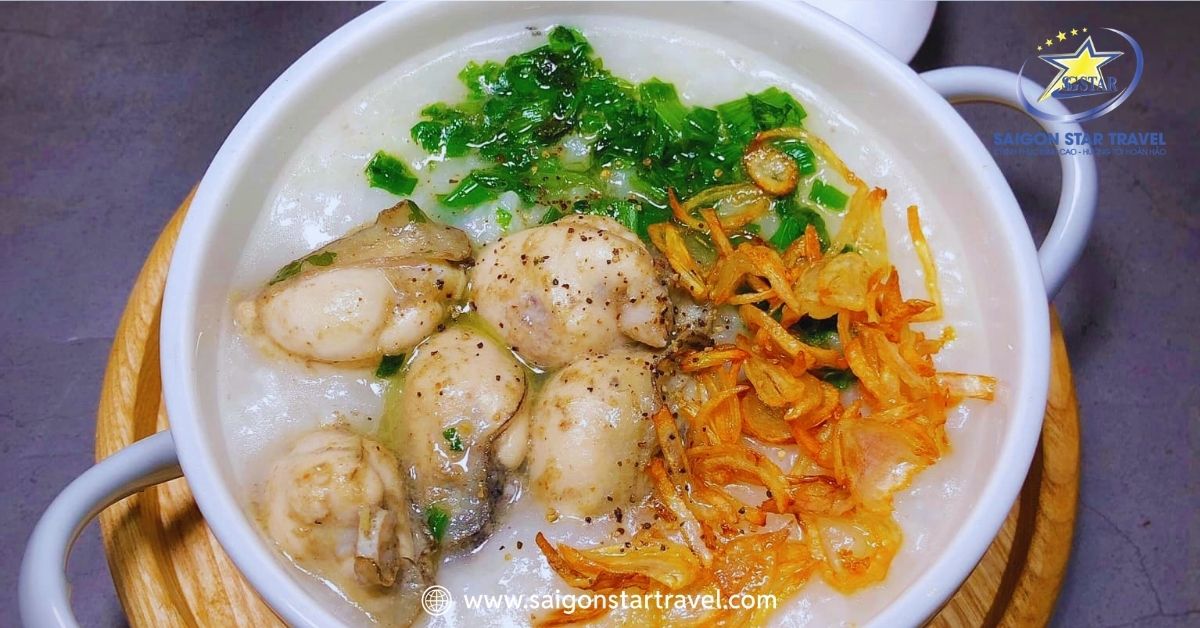 Cháo hàu nóng hổi với hành phi giòn và rau thơm đặc sản Quy Nhơn