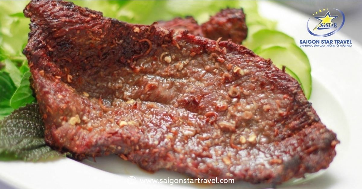Bò một nắng Krông Pa nướng thơm ăn kèm rau sống Tây Nguyên