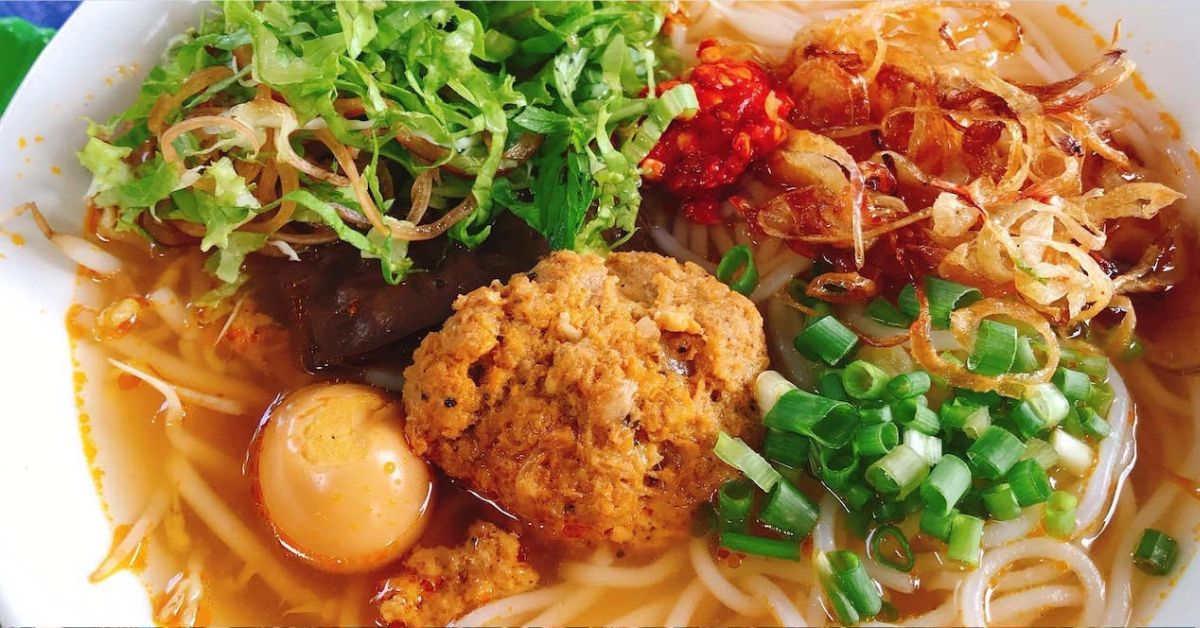 Tô bún đỏ Đắk Lắk nóng hổi với chả viên trứng cút và hành phi giòn