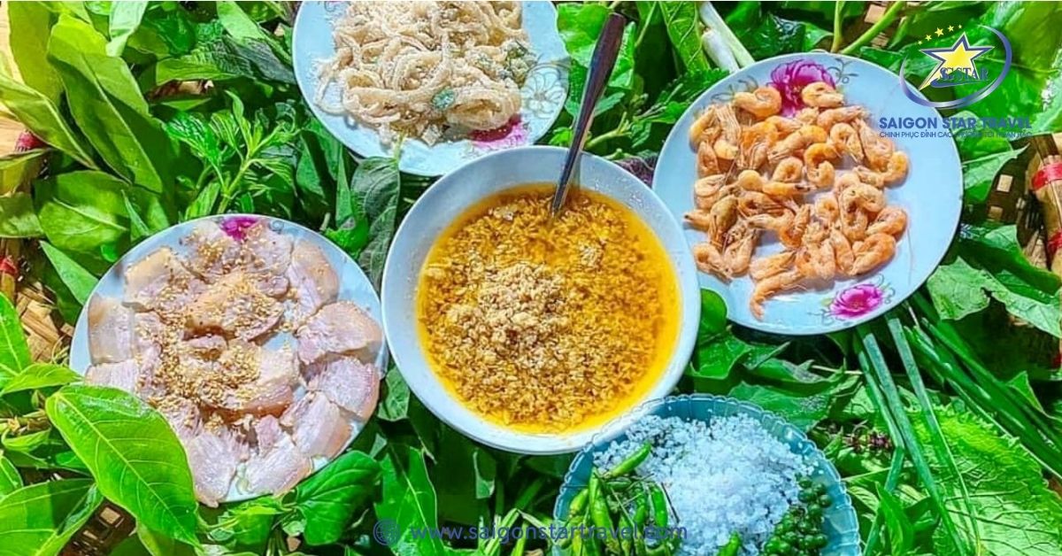 Mâm gỏi lá Kon Tum đủ nguyên liệu thịt ba chỉ tôm khô bì trộn thính và nước chấm