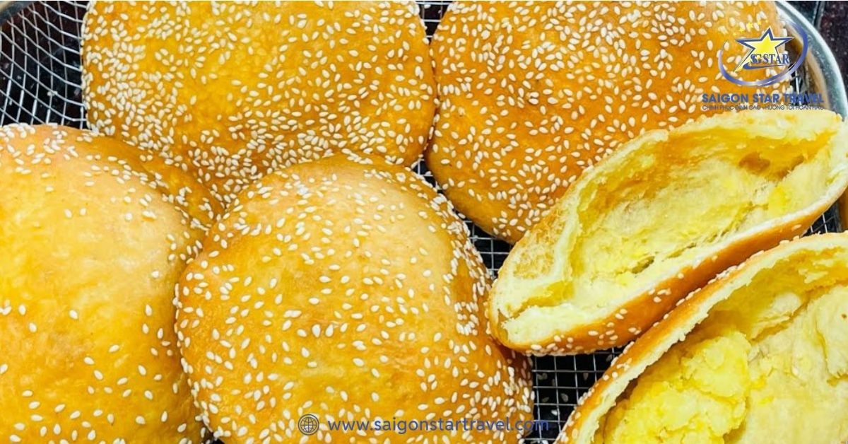 Bánh tiêu nhân đậu xanh vàng ruộm, thơm nức mũi