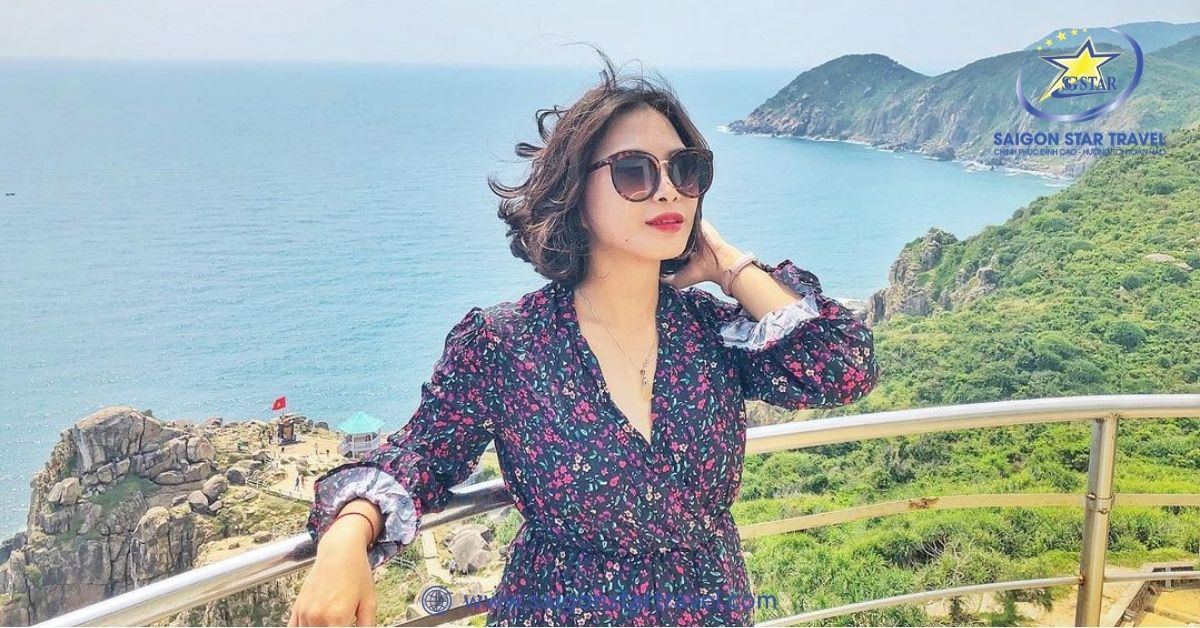 Check-in trên khu vực ban công có lan can hướng ra biển tại đỉnh tháp đèn Đại Lãnh