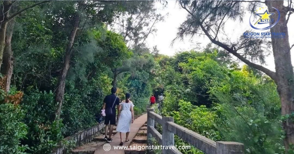 Tản bộ tham quan khung cảnh xung quanh ngọn Hải đăng Đại Lãnh