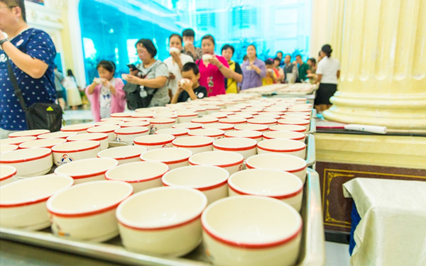 Những chén cháo thay cho lời chào hỏi và cảm ơn du khách