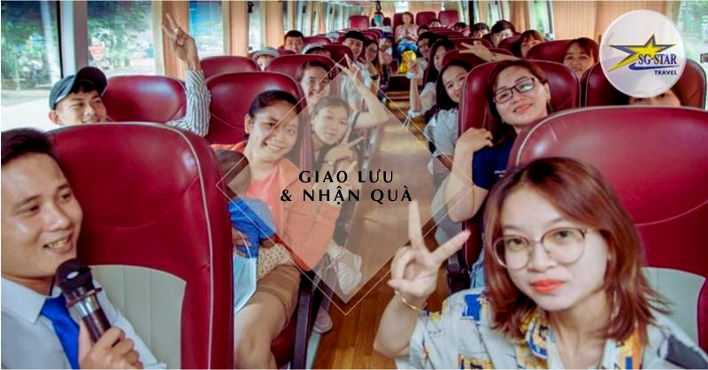 Tour Cắm Trại Đà Lạt 2 Ngày 1 Đêm | Saigon Star Travel giao-luu-nhan-qua-tren-xe