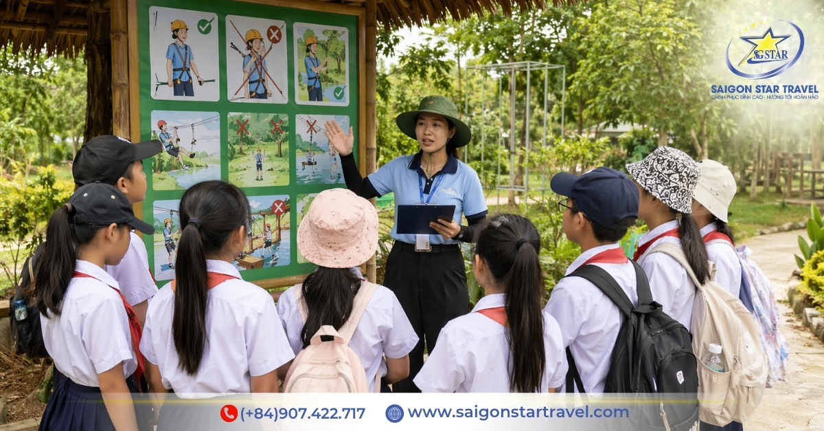 Giáo viên hướng dẫn học sinh quy định an toàn trước hoạt động trải nghiệm