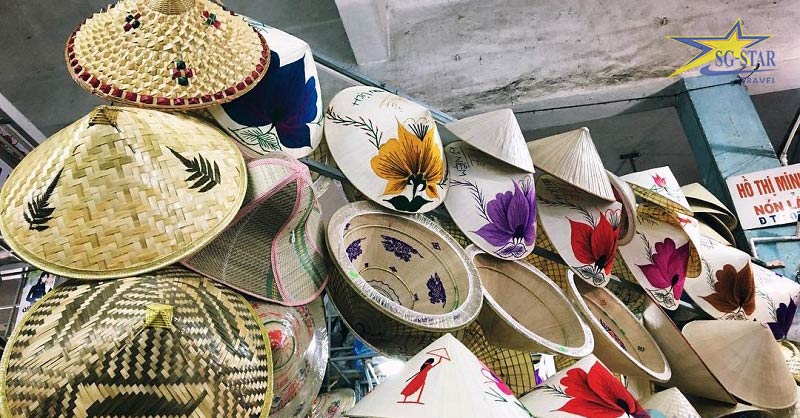 Giới thiệu về chợ Đông Ba Huế | Saigon Star Travel Nón lá được bày bán ở chợ Đông Ba Huế