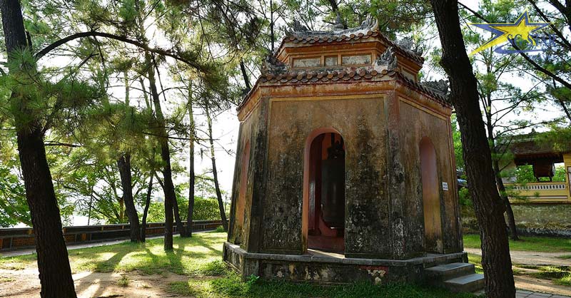 Giới thiệu về chùa Thiên Mụ - “Đệ Nhất Cổ Tự” Huế | Saigon Star Travel Một nhà tứ giác bên tháp Phước Duyên