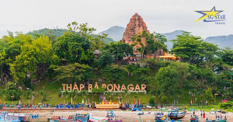 Có thể thấy được Quần thể Tháp từ xa