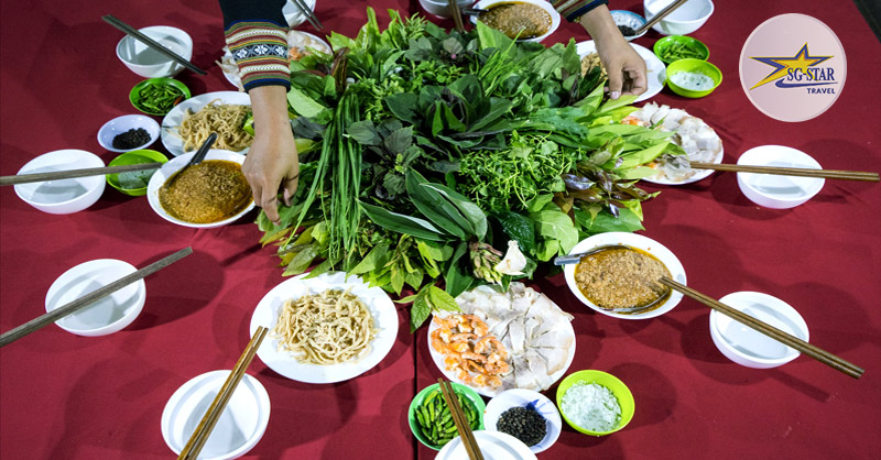 Gỏi lá -Món ăn có sự kết hợp với gần 100 loại lá rừng
