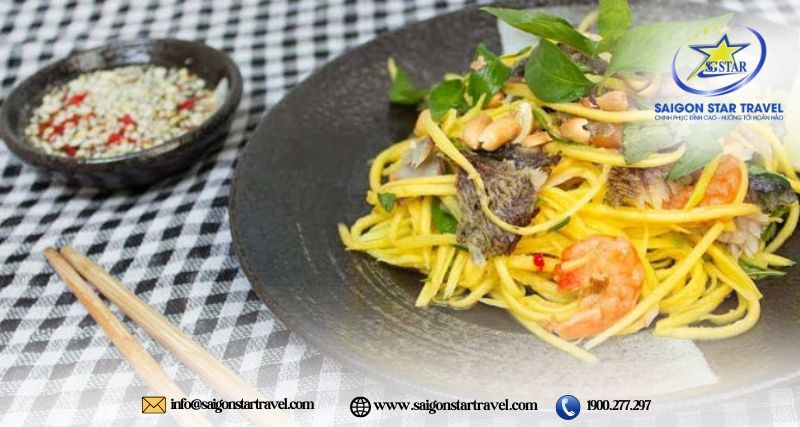 Gỏi xoài trộn khô cá chua cay hấp dẫn