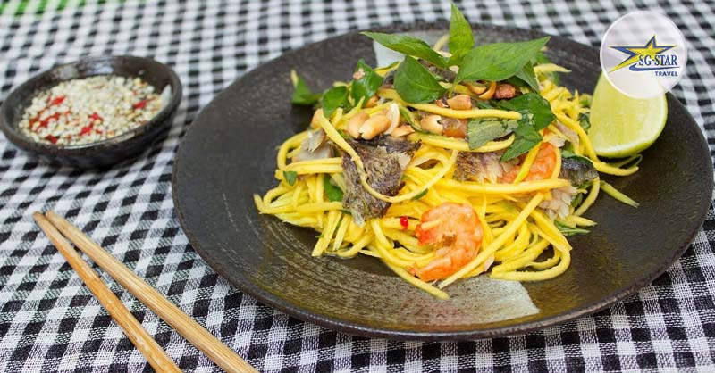Gỏi xoài trộn khô cá chua cay hấp dẫn