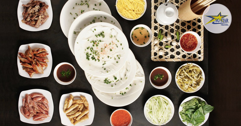 Bánh ướt chồng dĩa là món ăn bình dân, kết hợp nhiều nguyên liệu khác nhau